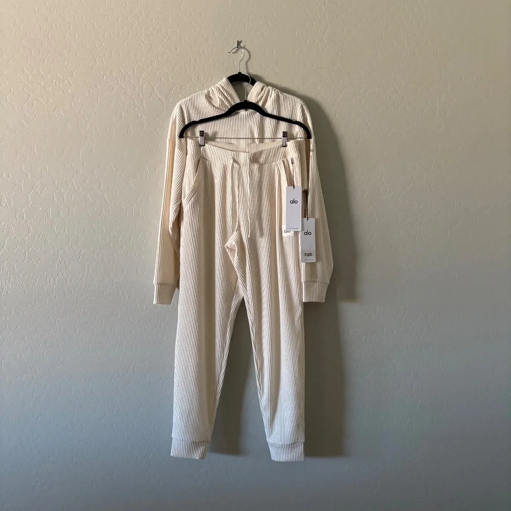 ALO Muse Jogger M and Sweater Hoodie S Creme Ivory Set New with Tags - Picture 2 of 11